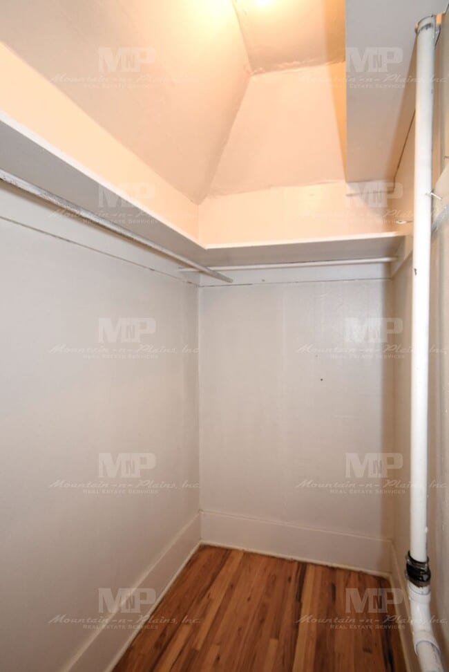 Building Photo - One Bedroom in Old Town!