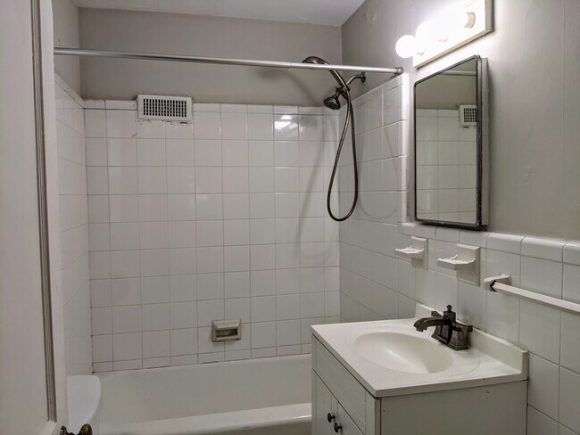 Building Photo - Charming 1 Bedroom Duplex in Buckhead!