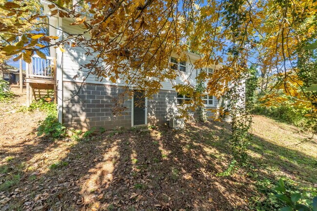 Building Photo - Updated 2-Bedroom 1-Bathroom Duplex in Spa...