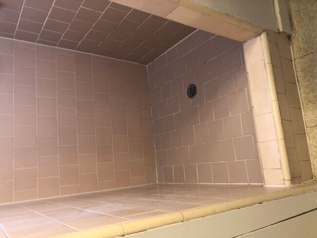 Building Photo - Central Location with Free Utilities!