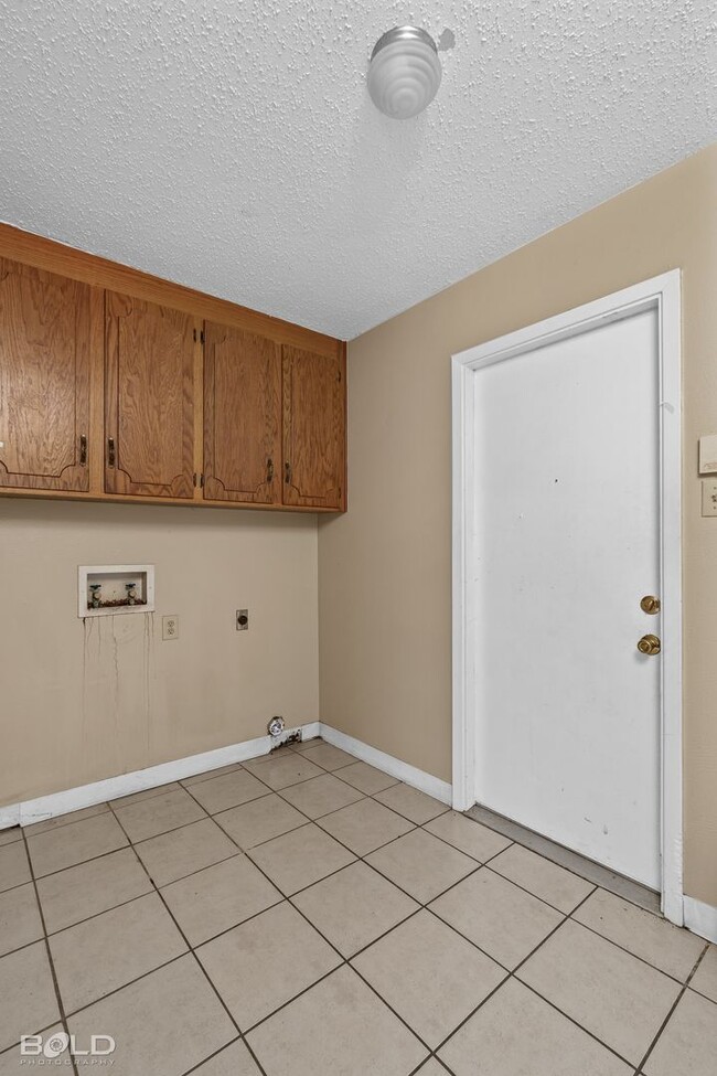 Building Photo - Check Out this 2 bed 2 bath!!