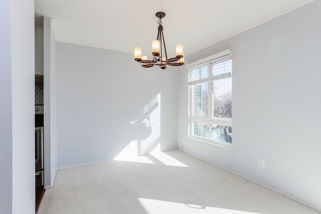 Building Photo - 1 Bed / 1 Bath pet friendly condo with parking in beautiful San Mateo. YouTube Tour!