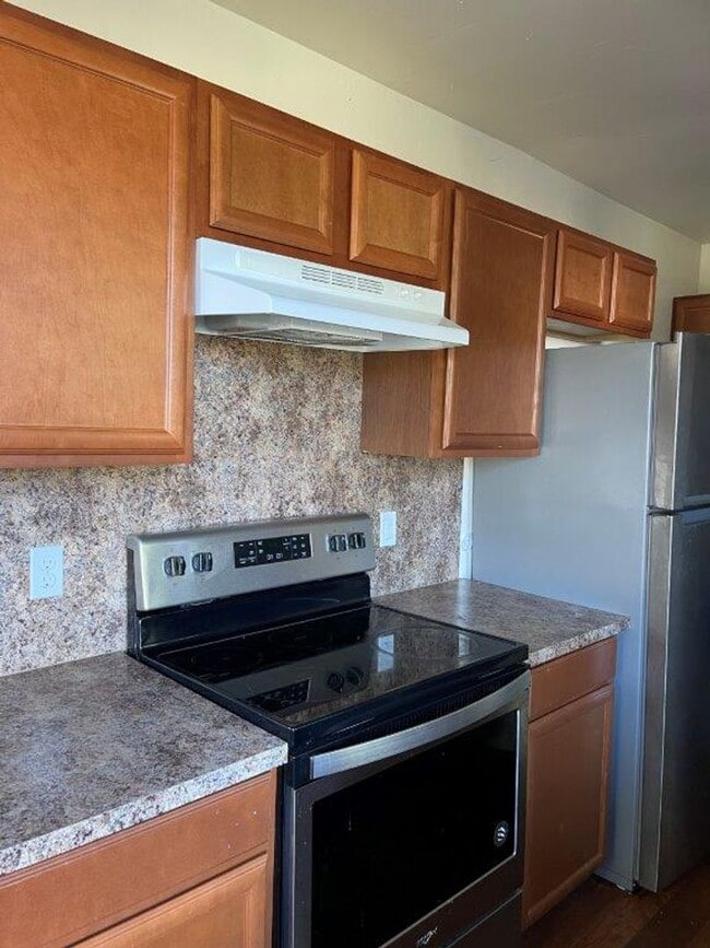 Building Photo - cute 2 bed 1 bath, fenced yard, small pet ok with deposit.