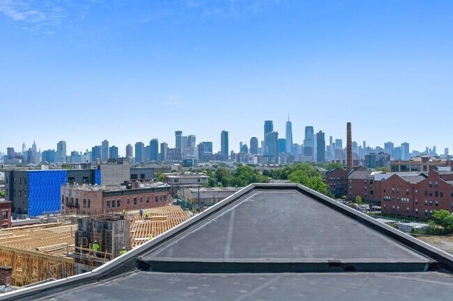 Building Photo - 704 Grand St
