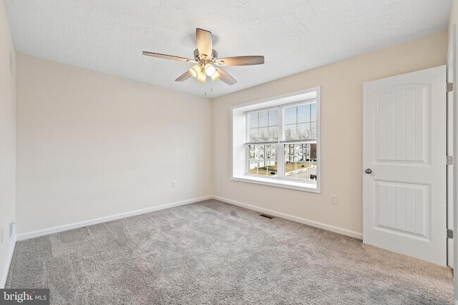 Building Photo - 2622 Maplewood Cir