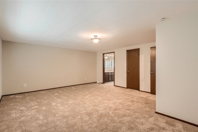 Building Photo - **Stunning 5-Bedroom 4-Bathroom Home in Li...