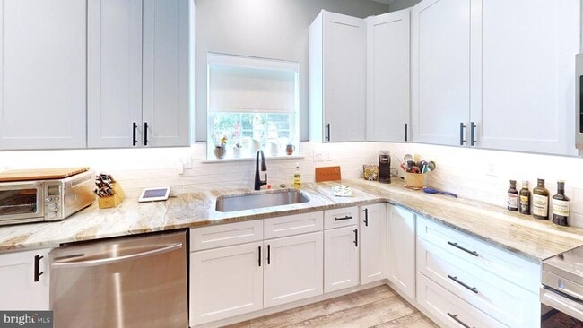 Building Photo - 29345 Greenfield Ave