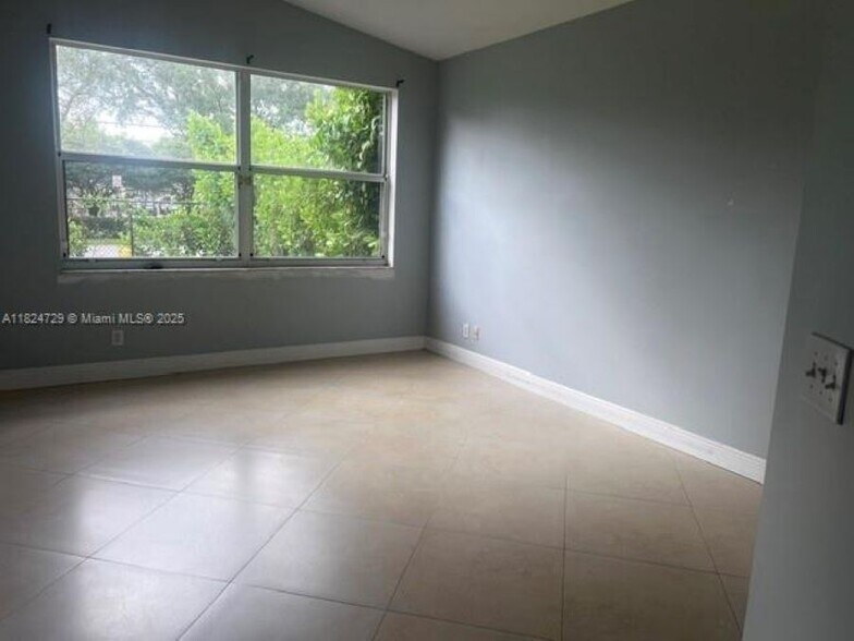 Building Photo - 14909 SW 50th Ct