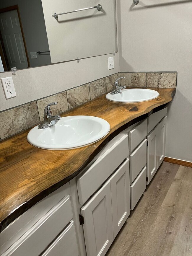 Building Photo - 3 Bedroom 2 bath house in Newberg