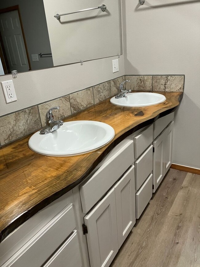 Building Photo - Updated, Single-level Home in NE Newberg  |  Reduced Rent  |  $500.00 Off 1st Two Full Month's Rent