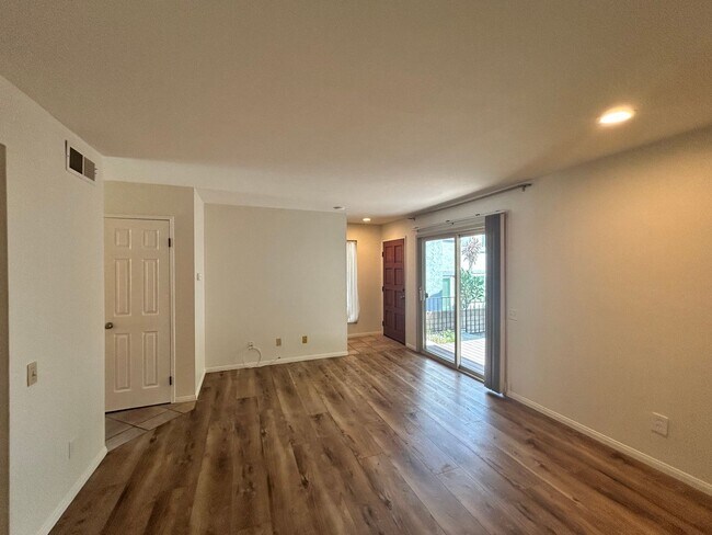 Building Photo - Beautiful 2BD/2.5 BA W/ Attached Garage, AC, and In-Unit Laundry in Pacific Beach!