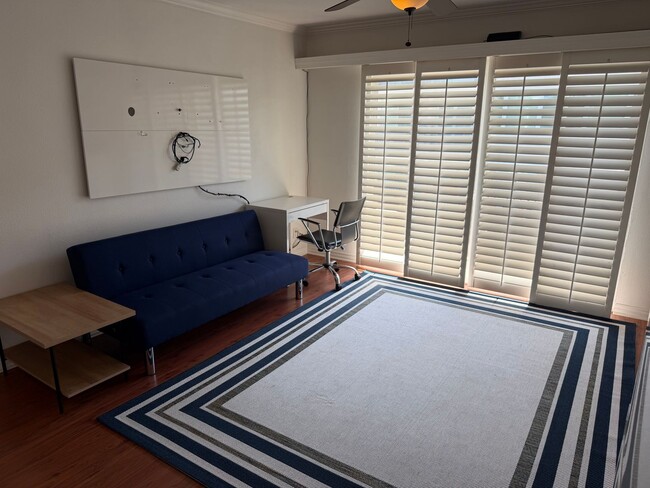 Building Photo - 1021 Scott St