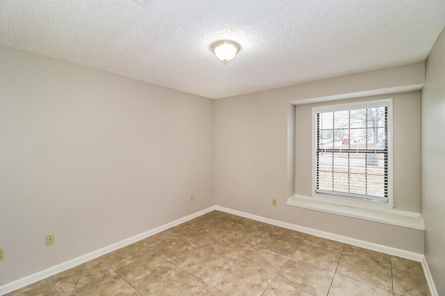 Building Photo - 6610 Shaker Ln