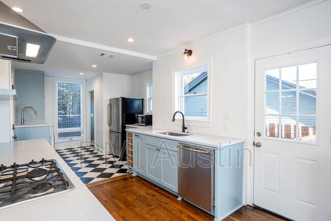 Building Photo - 2003 Newning Ave