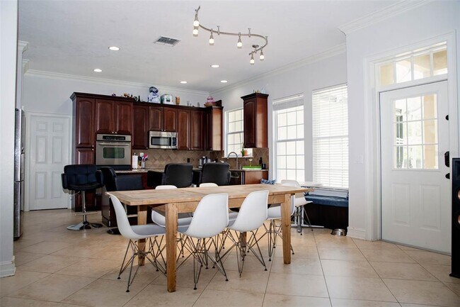 Building Photo - 411 Sycamore St