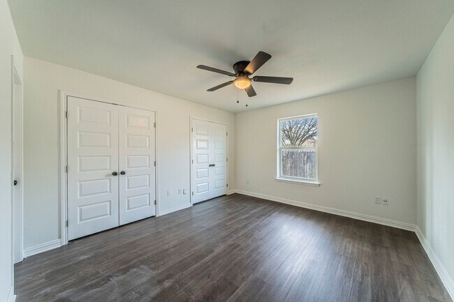 Building Photo - Sable Ln Duplex