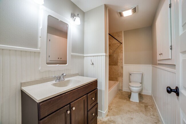 Building Photo - CASTLE HILLS FAMILY HOME