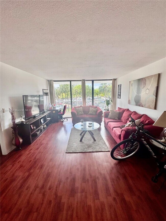 Building Photo - 3731 N Country Club Dr