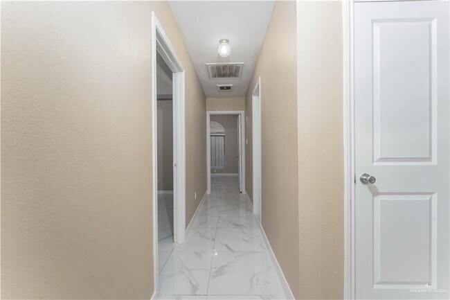 Building Photo - 25 Oriole Ave