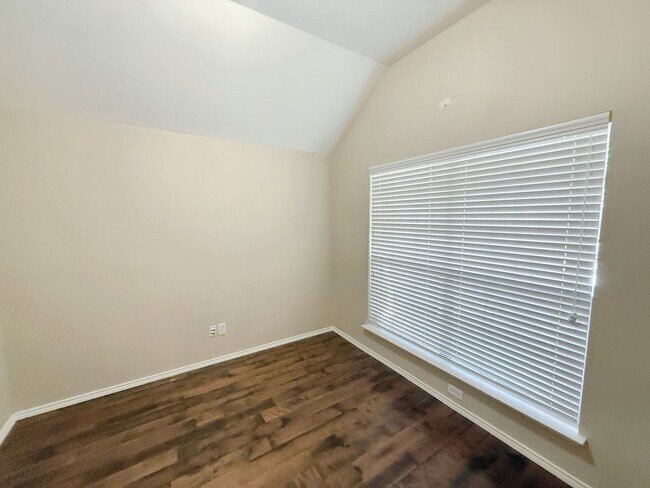 Building Photo - 1713 Lake Way Dr