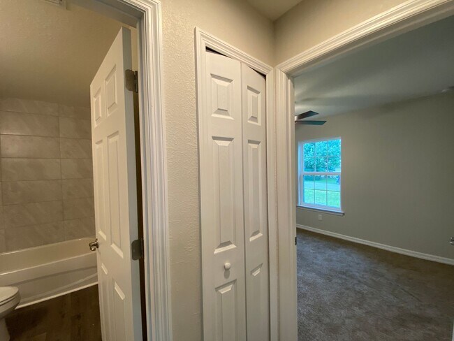 Building Photo - Custom Home - Desirable SE Ocala Neighborh...