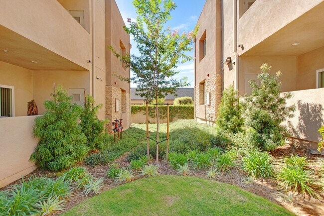 Building Photo - 94- #4 N. Oakview Drive