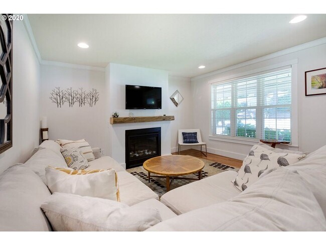 Building Photo - LAKE OSWEGO/LAKE GROVE LARGE UPDATE HOME O...