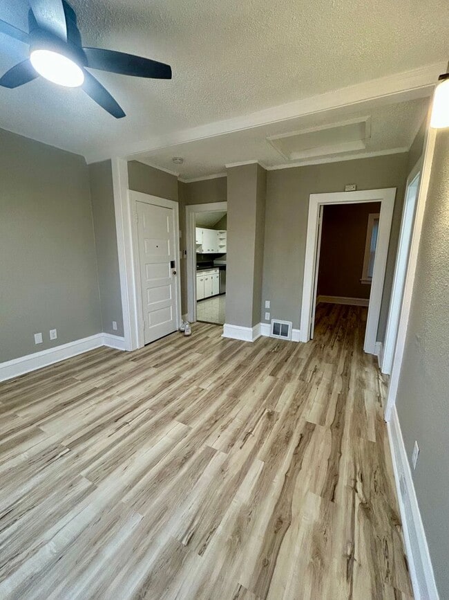 Building Photo - 906 North 6th Ave E