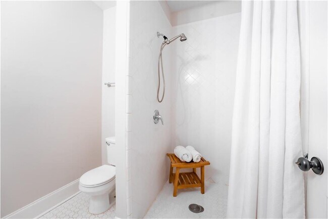 Building Photo - 875 Oakhill Ave SW