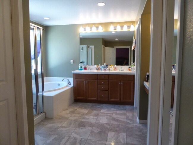 Building Photo - 4 Bedroom Home in the Canyon Gate Community in Newhall!