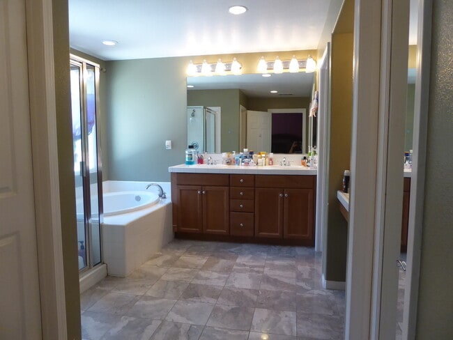 Building Photo - COMING SOON! 4 Bedroom Home in the Canyon Gate Community in Newhall!