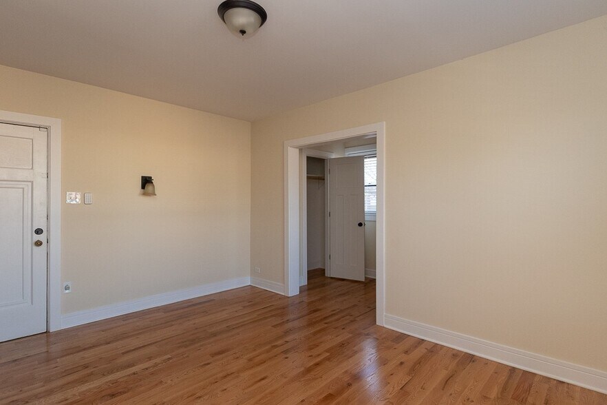 Building Photo - 4551 N Damen Ave