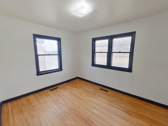 Building Photo - 1842 N Chautauqua St