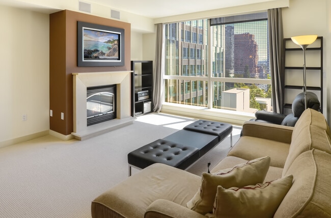 Building Photo - Luxury unit in Washington Square. Water/garbage included in rent/Plus mini storage. Central A/C t...