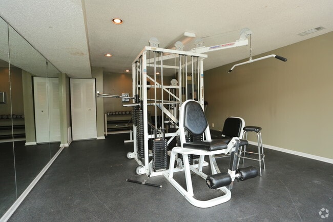 Fitness center - The Vistas Apartments