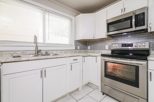 Building Photo - 105 Pineland Cir