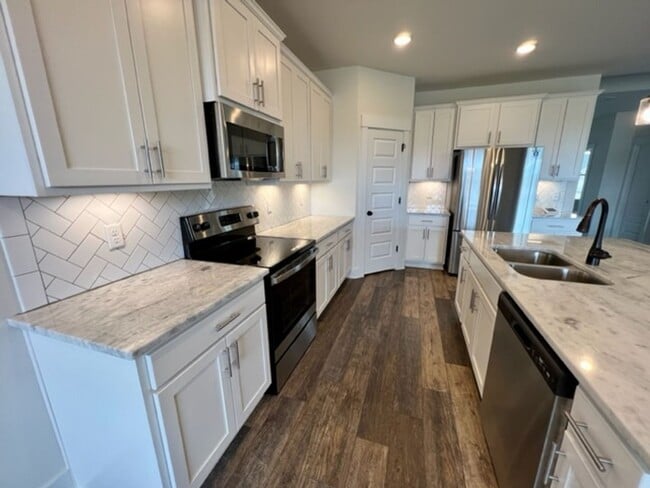 Building Photo - Beautiful 4 Bed/ 3.5 Bath Home in Newly Built Rivers Edge!