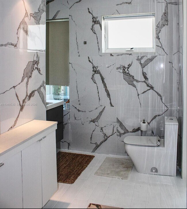 Building Photo - 4710 Pine Tree Dr