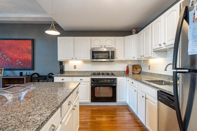 Building Photo - 233 Monroe St