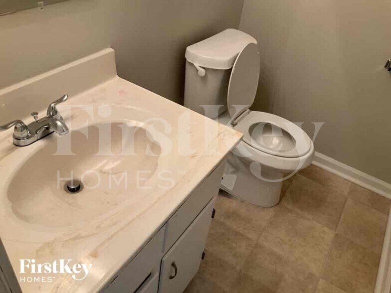 Building Photo - 990 Green Valley Dr NW