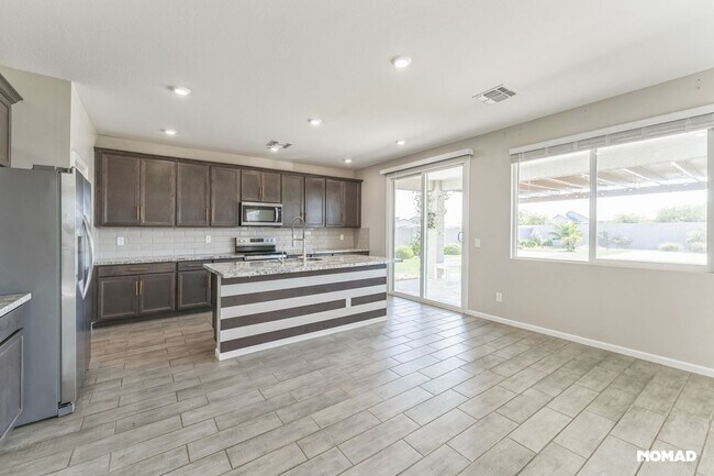 Building Photo - Spacious 5BR House in Casa Grande