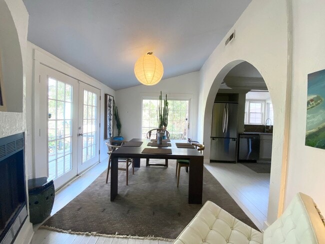 Building Photo - Looking for a lovely home that is fully furnished!