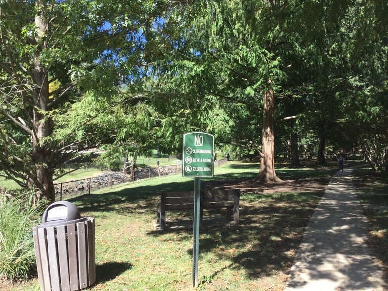 Building Photo - 10201 Grosvenor Pl