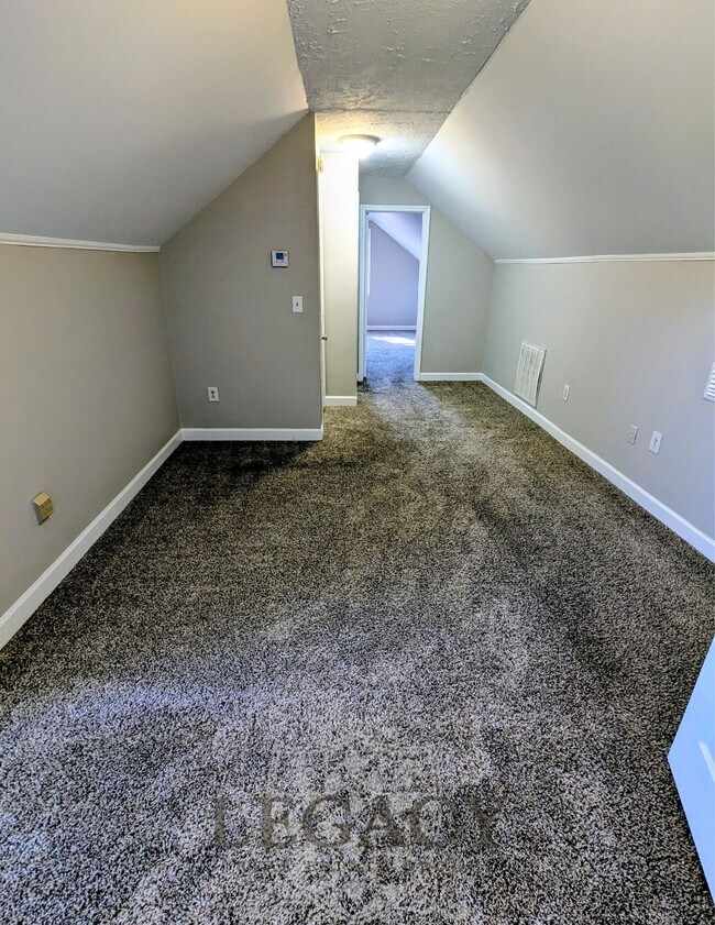 Building Photo - 221 Benefield Dr