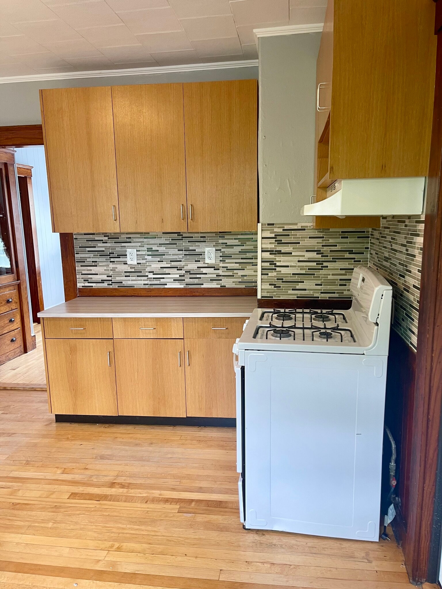 Kitchen - 348 Rollstone St