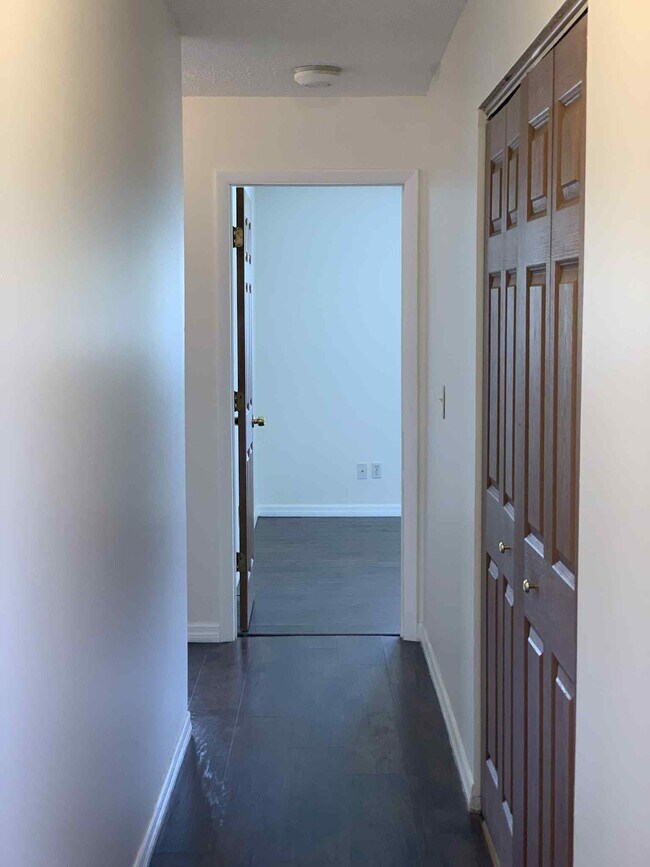 Building Photo - 1084 Longfellow Cir