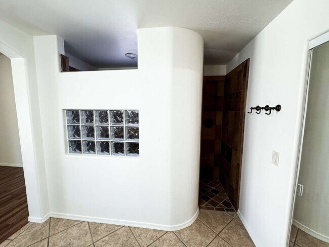 Building Photo - For Rent: 3-bedroom, 2-bathroom home in Barkley Ranch