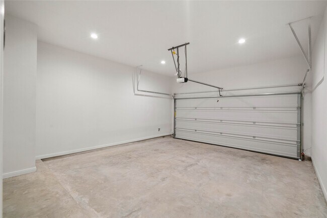 Building Photo - 631 Silver Pear Ct