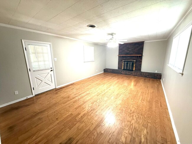 Building Photo - ** 3 bed 1 bath located in Forest Hills ** Call 334-366-9198 to schedule a self showing