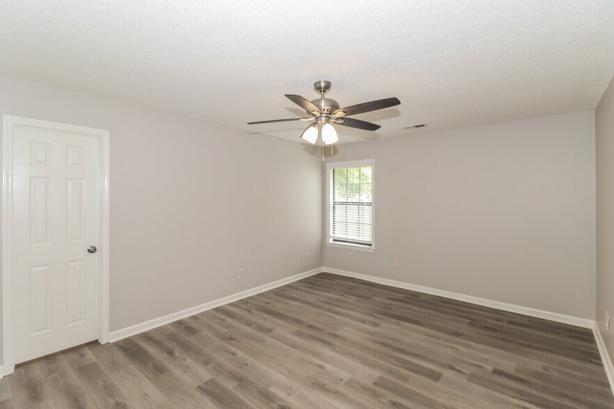 Building Photo - 5996 Lawnhill Dr